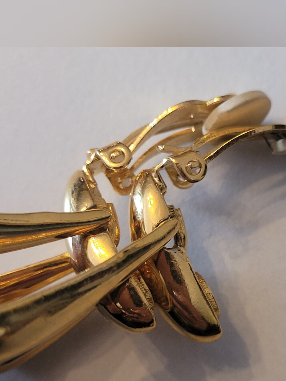 Vintage 1980s Shiny Gold Tone Scalloped Door Knocker Statement Clip-On Earrings - Picture 2 of 4